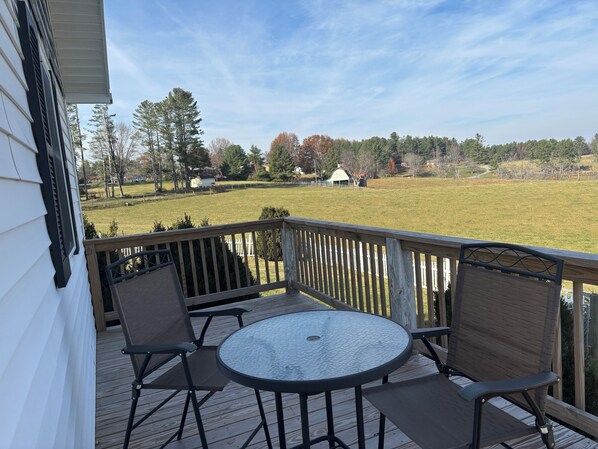Outdoor dining - stay on the farm! Charming 1-bedroom cottage blue ridge mountains Galax Va. (Galax)