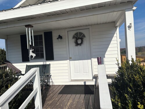  stay on the farm!  Charming 1-bedroom cottage blue ridge mountains Galax Va.