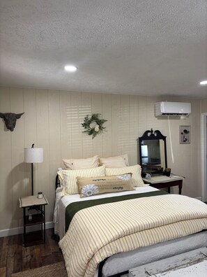 1 bedroom, travel cot, free WiFi, bed sheets - stay on the farm! Charming 1-bedroom cottage blue ridge mountains Galax Va. (Galax)