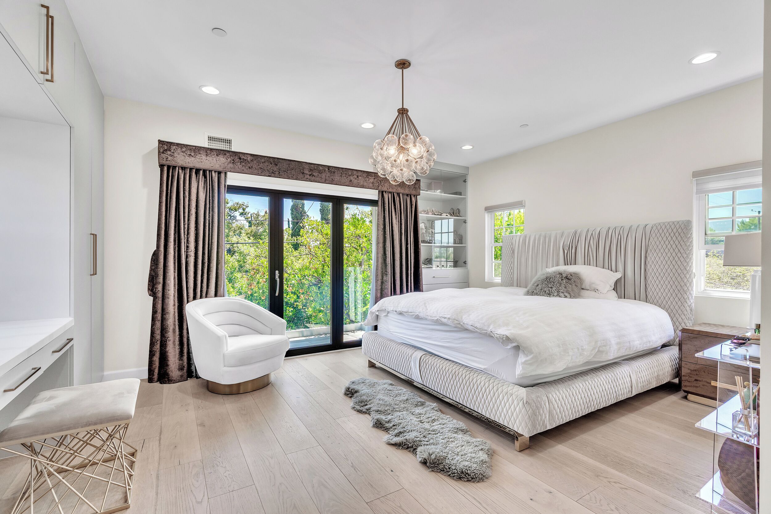 4 chambres, coffres-forts dans les chambres, fer et planche à repasser