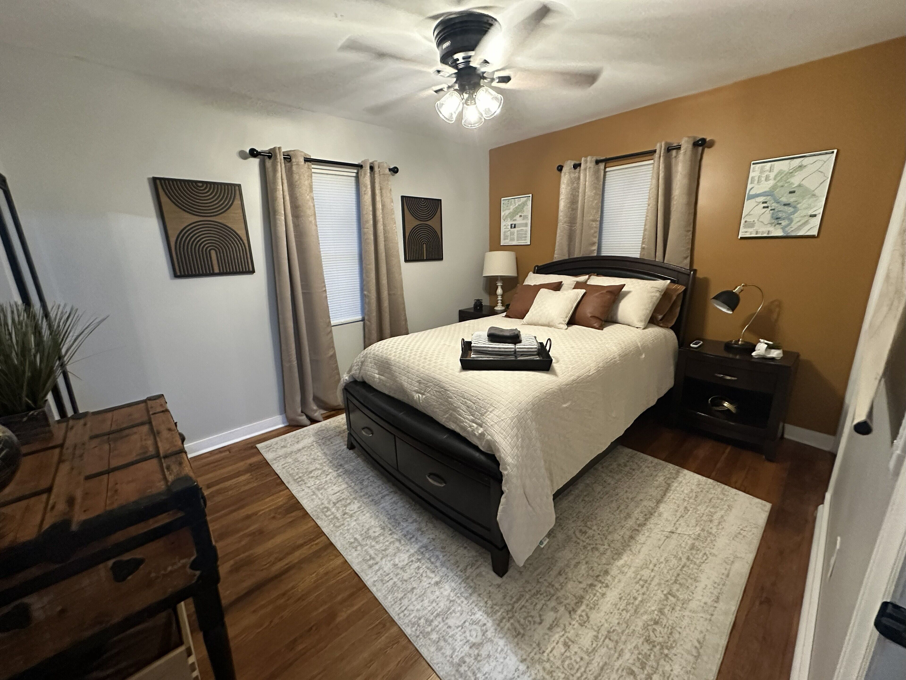 3 habitaciones, tabla de planchar con plancha, wifi y ropa de cama 