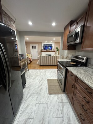 電子レンジ、オーブン、コンロ、食器洗い機