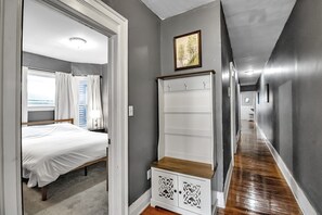 3 bedrooms, iron/ironing board, WiFi, bed sheets - Tranquil, Centrally Located 3-bedroom apartment in Buffalo (Buffalo)