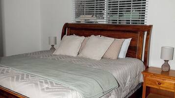 4 bedrooms, desk, free WiFi, bed sheets