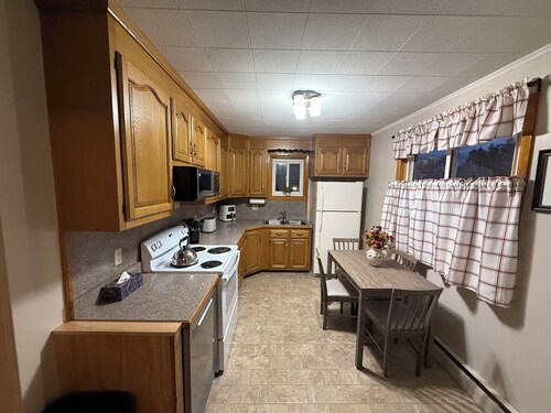 Charming 2-bedroom house in  Presque Isle with AC