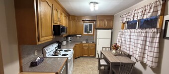 Charming 2-bedroom house in  Presque Isle with AC