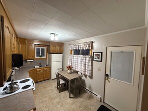 Private kitchen - Charming 2-bedroom house in  Presque Isle with AC (Presque Isle)