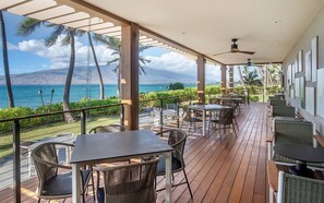 Outdoor dining - Christmas in Maui at Hilton condo (Kihei)