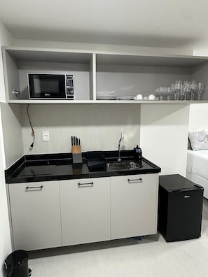 Basic Studio | Private kitchen | Mini-fridge, cookware/dishes/utensils - Estudio Aurea Bauten 202 (João Pessoa)