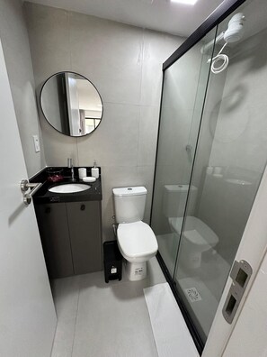 Basic-Studio | Badezimmer | Dusche, Haartrockner, Handtücher, Toilettenpapier