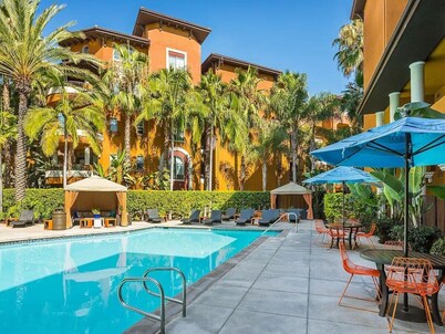 Charming Family Home | Heart of OC | Free Parking