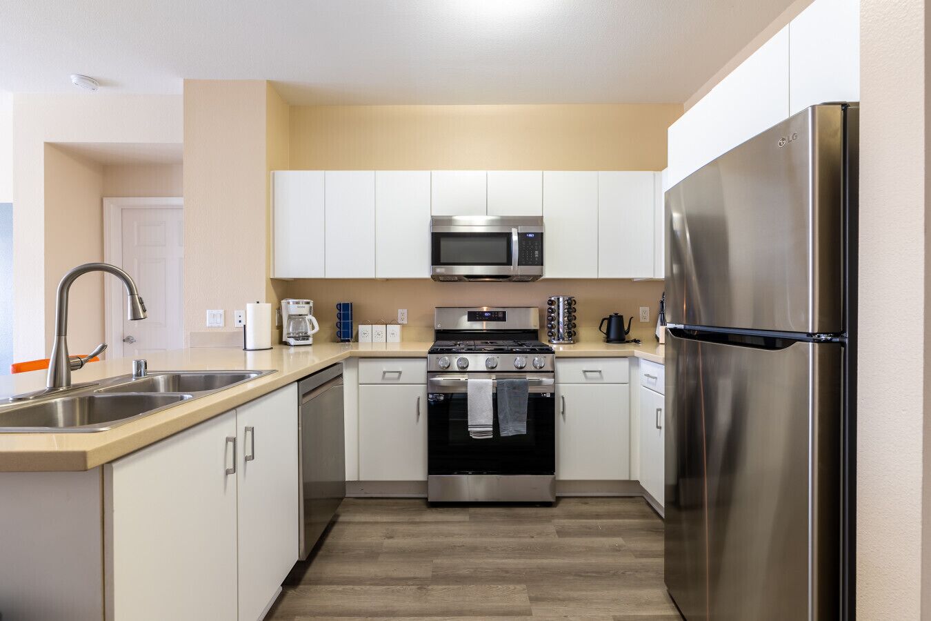 Fridge, oven, stovetop, dishwasher