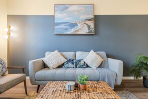 TV - Charming Family Home | Heart of OC | Free Parking (Orange)