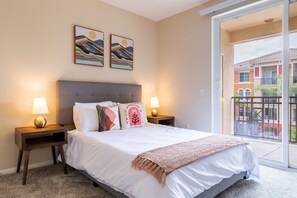 2 bedrooms, desk, iron/ironing board, travel cot - Charming Family Home | Heart of OC | Free Parking (Orange)