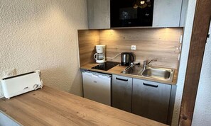 Micro-ondes, four, cafetière/bouilloire