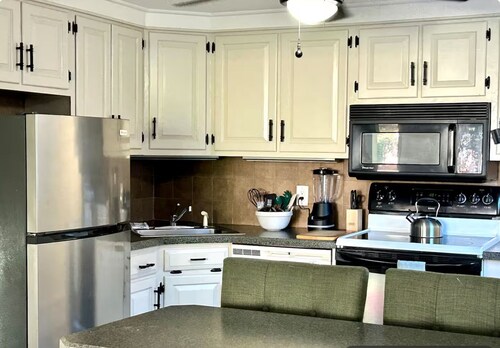 Litchfield Retreat, Wineries, Foliage & Skiing