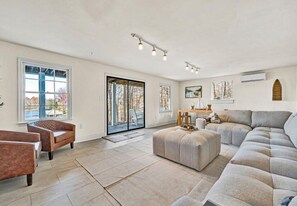 Living area - “Junie’s Place” Waterfront Cottage (Moneta)