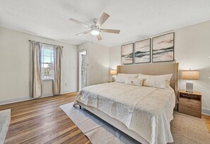 4 bedrooms, free WiFi, bed sheets - “Junie’s Place” Waterfront Cottage (Moneta)