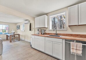 Fridge, microwave, oven, stovetop - “Junie’s Place” Waterfront Cottage (Moneta)