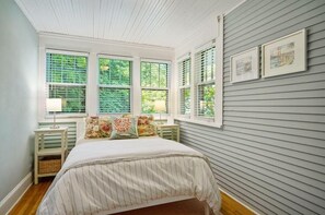 3 habitaciones, tabla de planchar con plancha, wifi y ropa de cama 