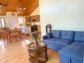 تلفزيون ذكي، مدفأة، كرة قدم الطاولة، كُتُب