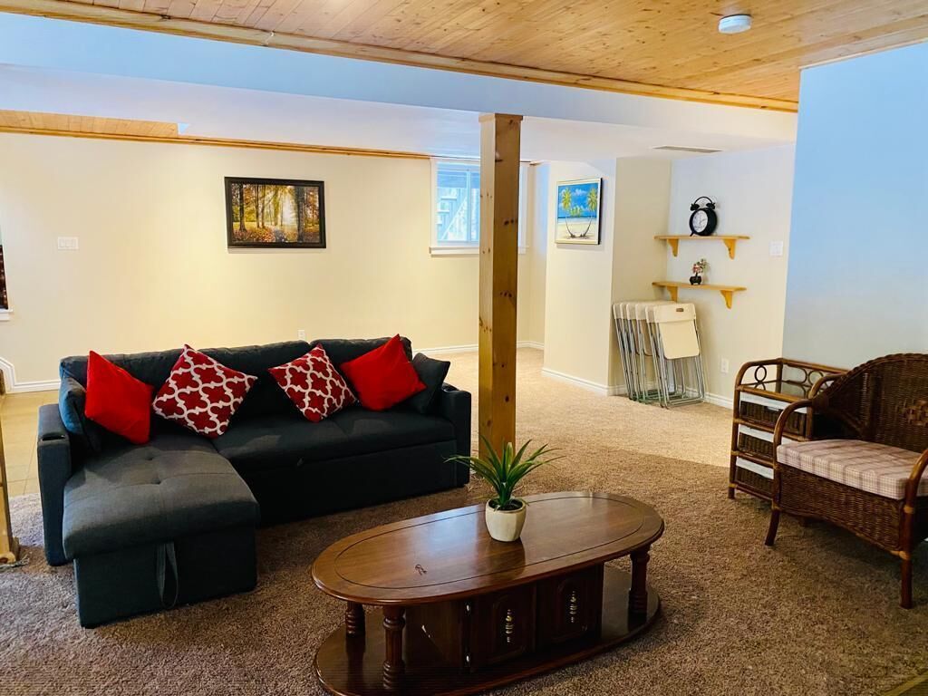 تلفزيون ذكي، مدفأة، كرة قدم الطاولة، كُتُب