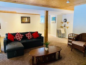 تلفزيون ذكي، مدفأة، كرة قدم الطاولة، كُتُب