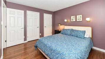 3 habitaciones, tabla de planchar con plancha, internet y ropa de cama