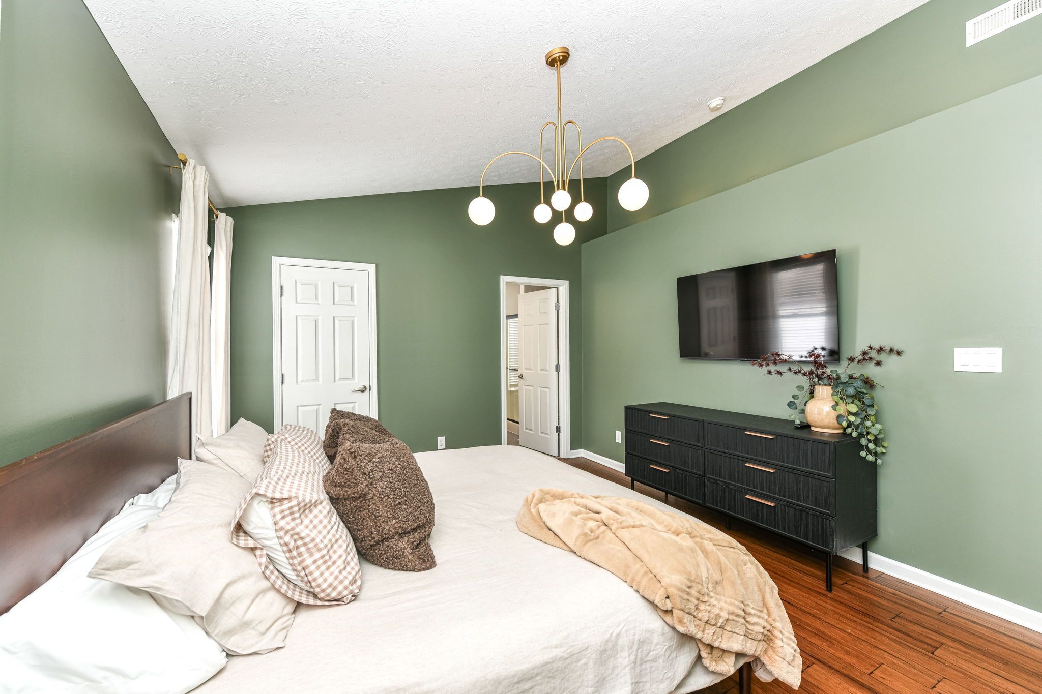 3 makuuhuonetta, silitysrauta/-lauta, ilmainen Wi-Fi, vuodevaatteet