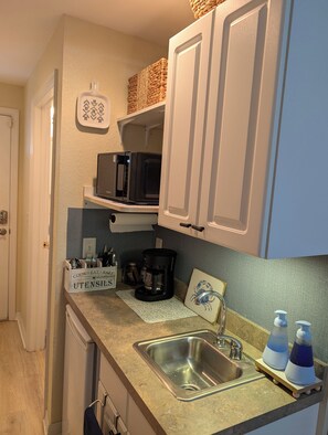 Fridge, microwave, coffee/tea maker, cookware/dishes/utensils - Vaulted Studio King Suite, 3rd Floor, Private Lanai - Clothing Optional (Lutz)