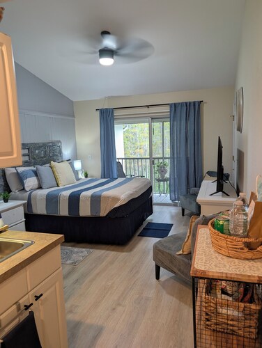 Vaulted Studio King Suite, 3rd Floor, Private Lanai - Clothing Optional