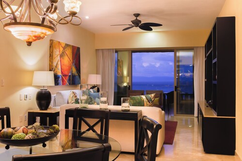 Spacious 2BR Oceanfront Suite in Puerto Vallarta – Luxury & Views