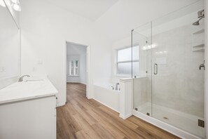 Hair dryer, towels, soap, toilet paper - Welcoming Retreat in McKinney, TX (McKinney)