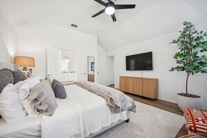3 habitaciones, tabla de planchar con plancha, wifi y ropa de cama 