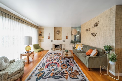 Spacious, Retro Charm, Mid-Century, Fenced Yard, BBQ, Family Friendly, Central!