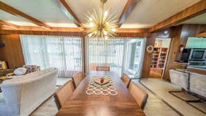 Un espace repas moderne avec une table en bois, des chaises et un élément décoratif central.