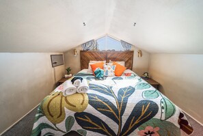3 chambres, bureau, fer et planche à repasser, lit de bébé portatif