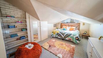 3 bedrooms, desk, iron/ironing board, travel crib