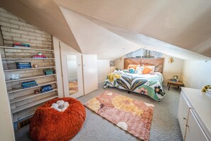 3 soverom, skrivebord, strykejern/-brett og reiseseng for barn