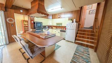 Microondas, horno, placa de cocina, lavavajillas