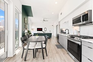 Refrigerador, microondas, horno, placa de cocina