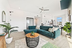TV - SkyLoft Oasis Stunning DTLA Views & Modern Comfort (Los Angeles)