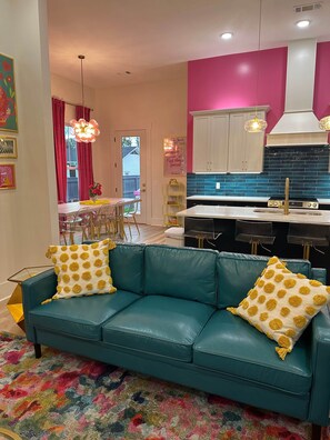Smart TV - Pink House Social (Amory)