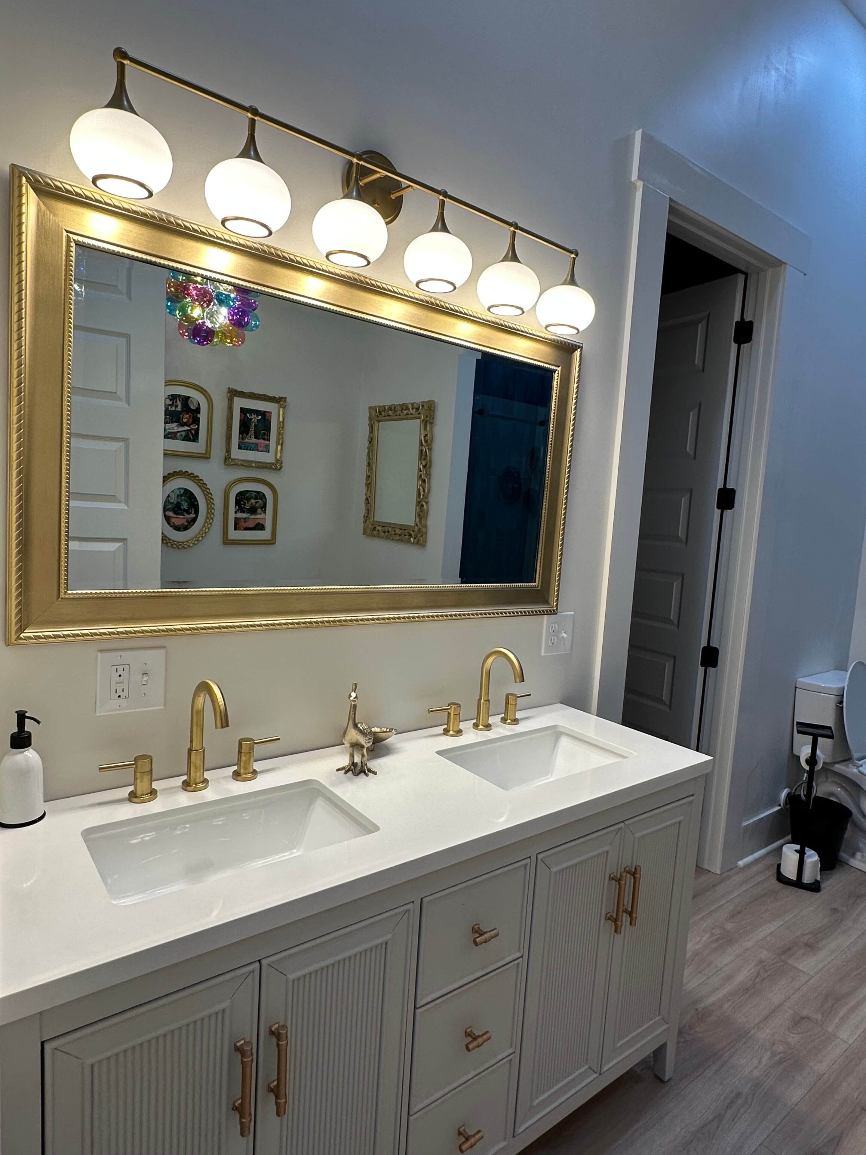 Serviettes fournies, papier toilette