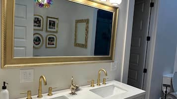 Serviettes fournies, papier toilette