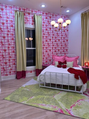 4 bedrooms, iron/ironing board, free WiFi, bed sheets - Pink House Social (Amory)