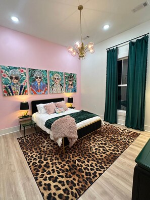4 bedrooms, iron/ironing board, free WiFi, bed sheets - Pink House Social (Amory)