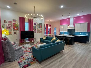 Smart TV - Pink House Social (Amory)