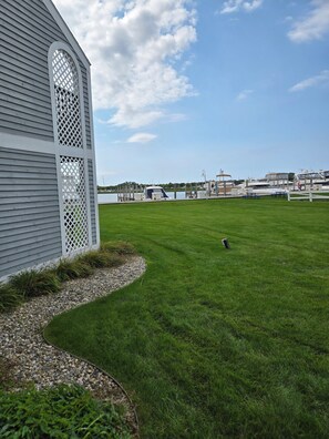 Property grounds - Charming 1 bedroom, 1 bathroom condo with spacious kitchen and walkout patio (Spring Lake)