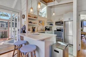 Cottage, letti multipli, accesso alla piscina, vista piscina (CAROLINA STREET 110) | Cucina privata | Tostapane